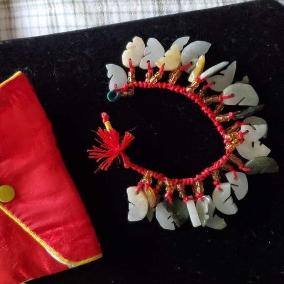 Jade charmed Asian Bracelet - Picture 4 of 4